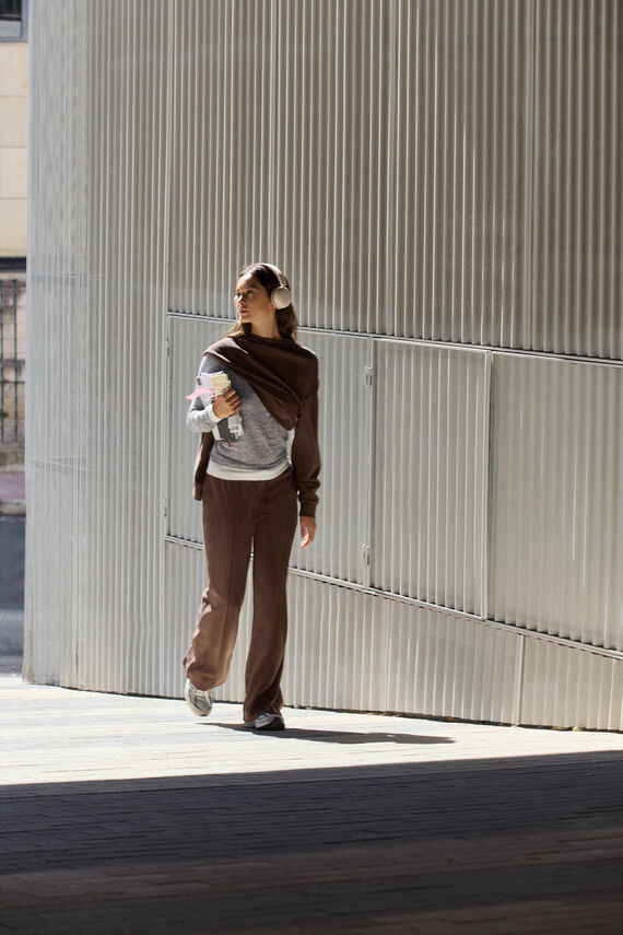 Pantalón deportivo wide leg taco suave