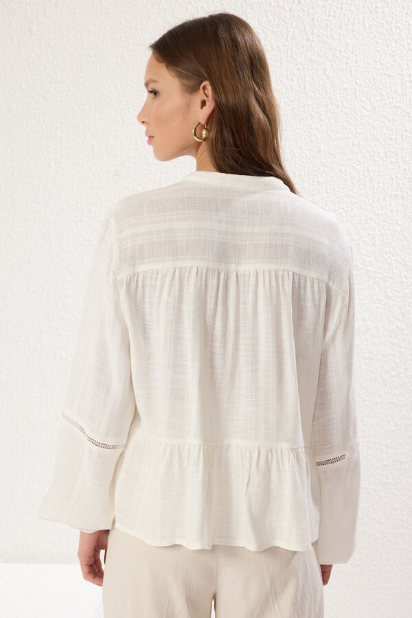 Trendyol Blusa flu&iacute;da botones blanco