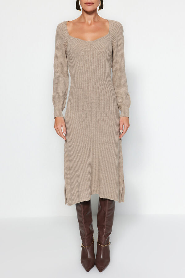 Trendyol Vestido midi con escote coraz&oacute;n nude