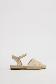 Inside Sand&aacute;lias rasas de juta