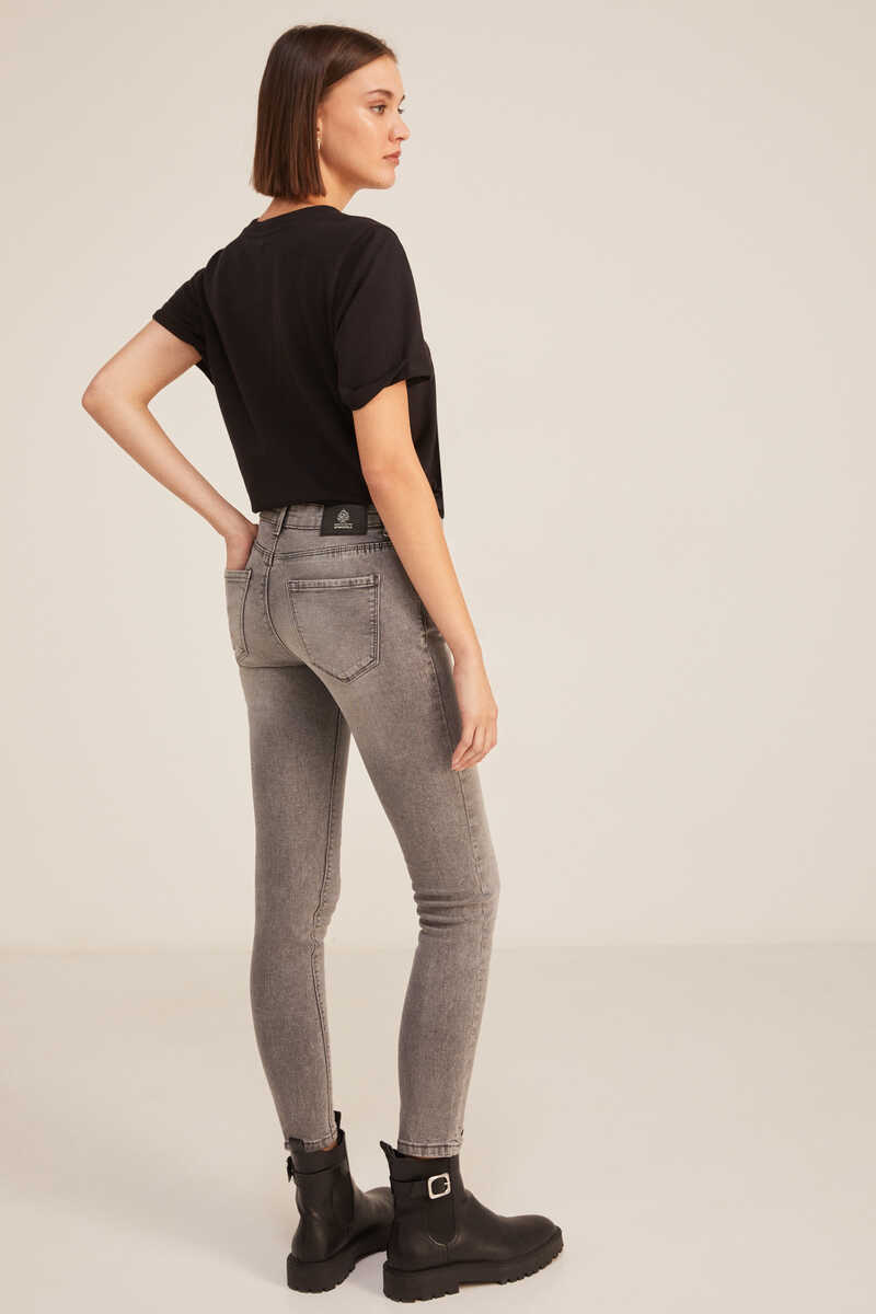 Springfield Jeans Slim Lavado Sostenible gris oscuro