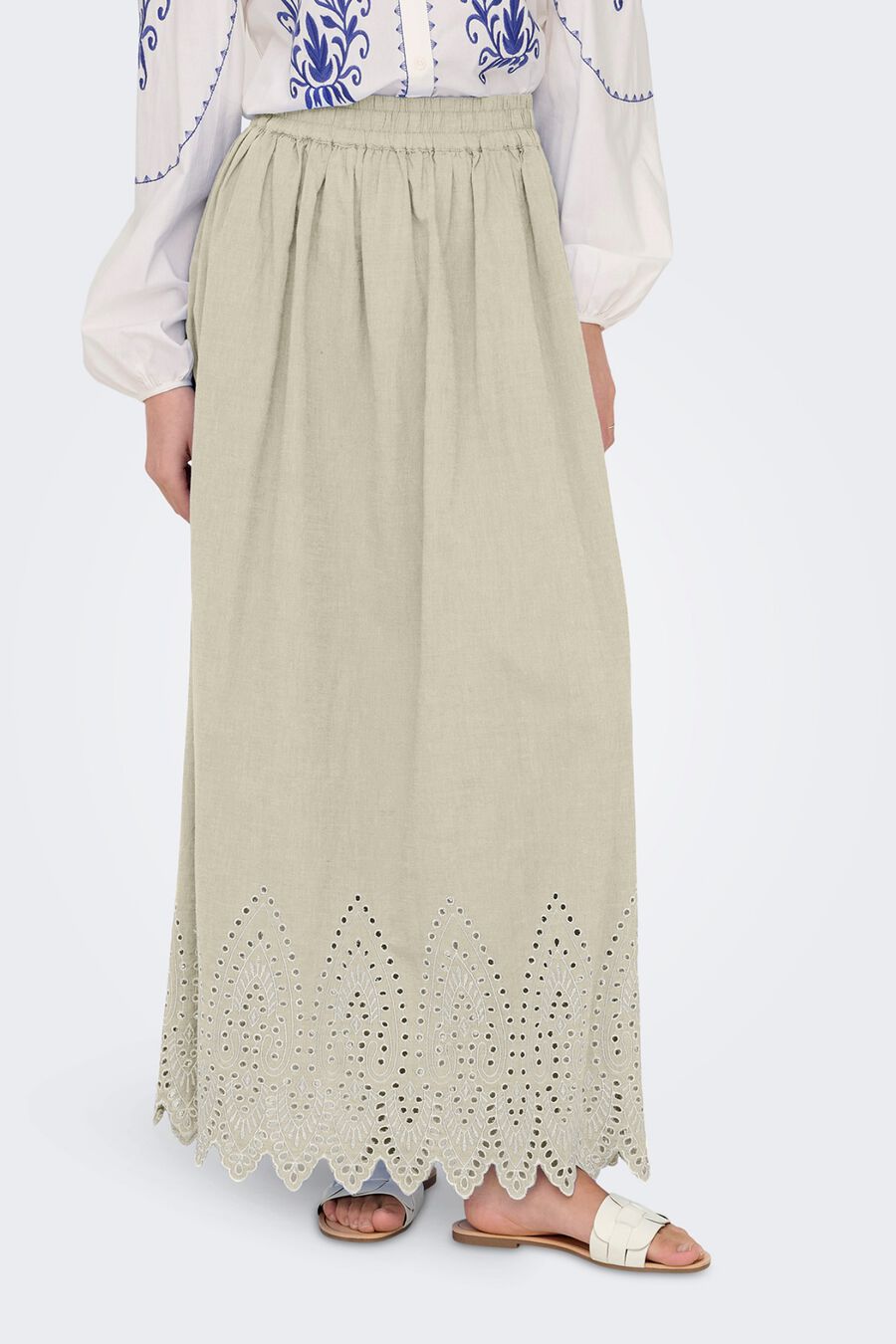 Falda larga con bordados
