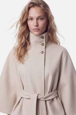 Chaqueta capa con cinturón
