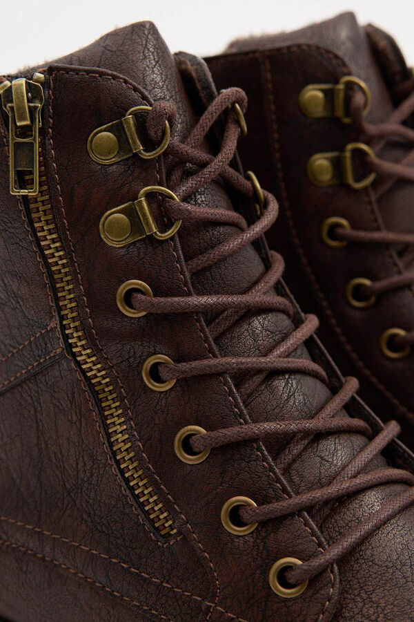 Inside Fecho-&Eacute;clair militar com botas castanho