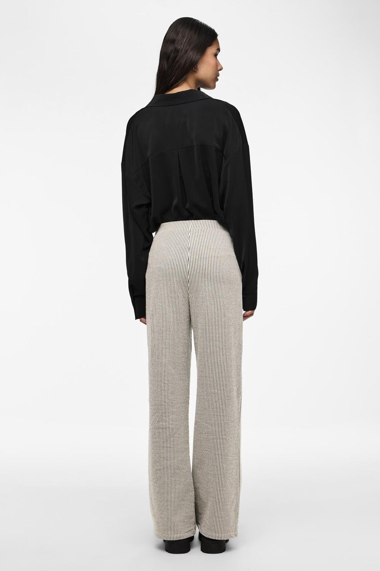 Pieces Camisa b&aacute;sica