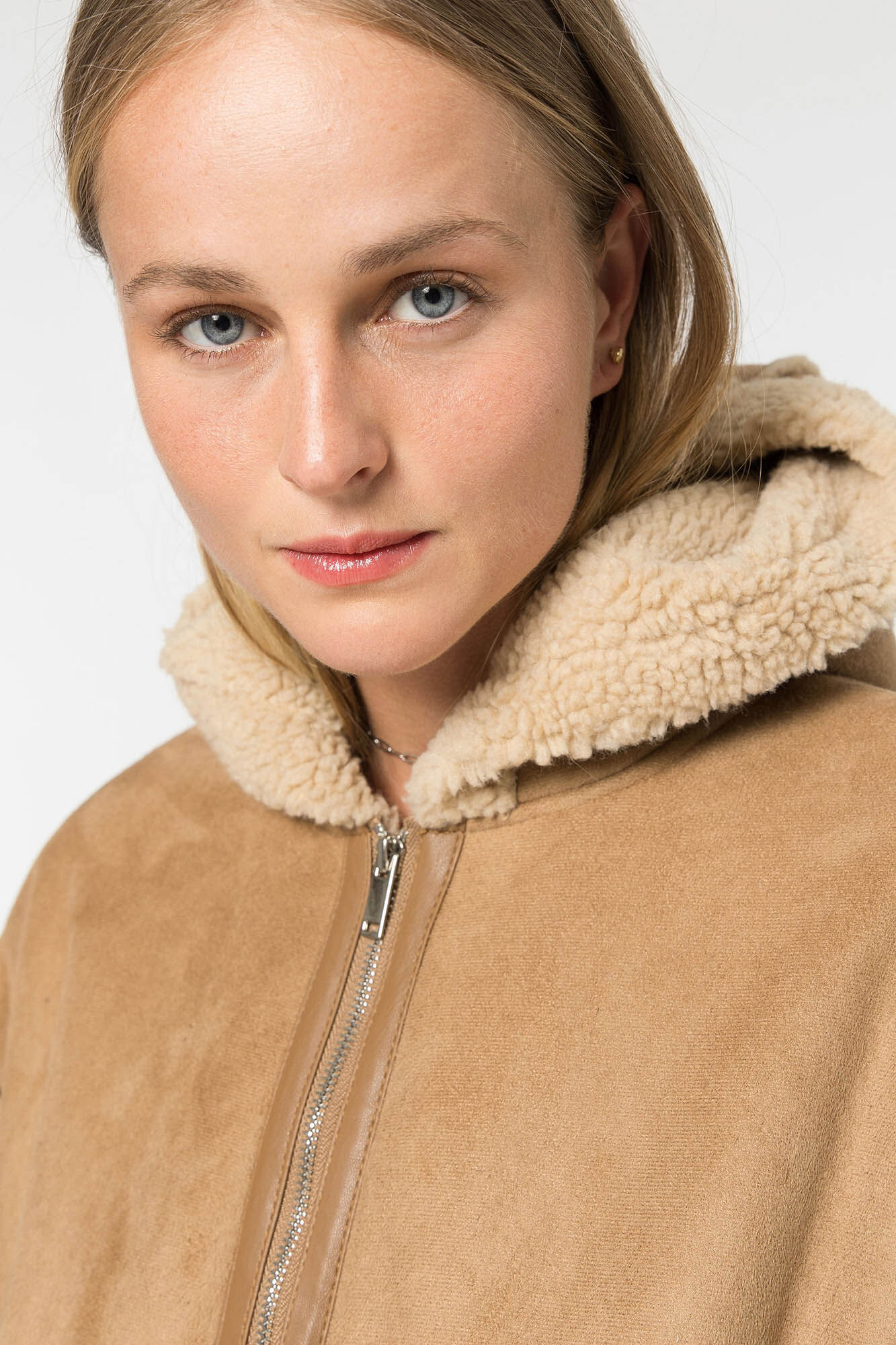 jeansjacke mit kapuze und fell