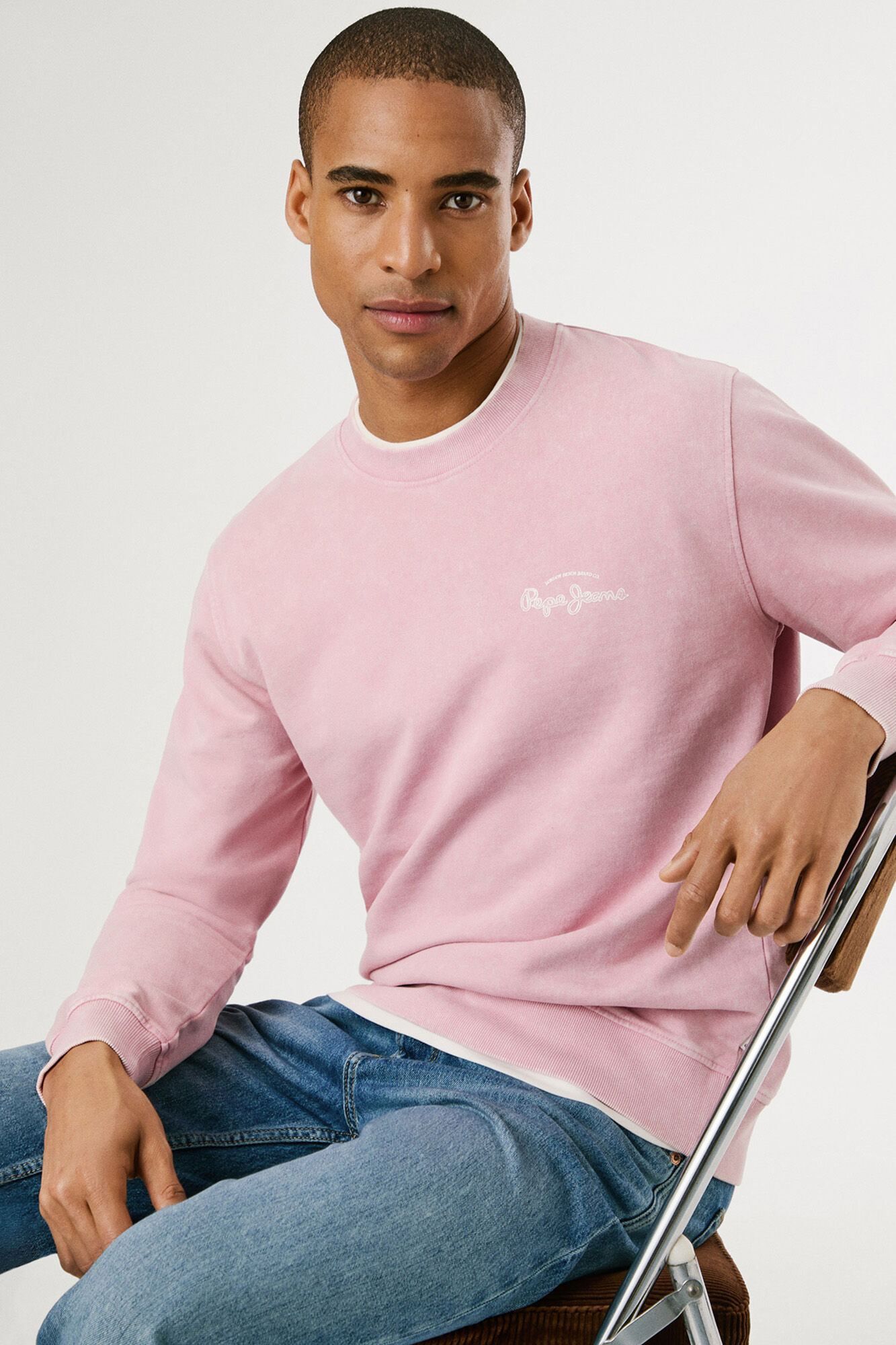 Pepe Jeans Sweatshirt lavado com logo pequeno na frente e logo grande atr&aacute;s. 