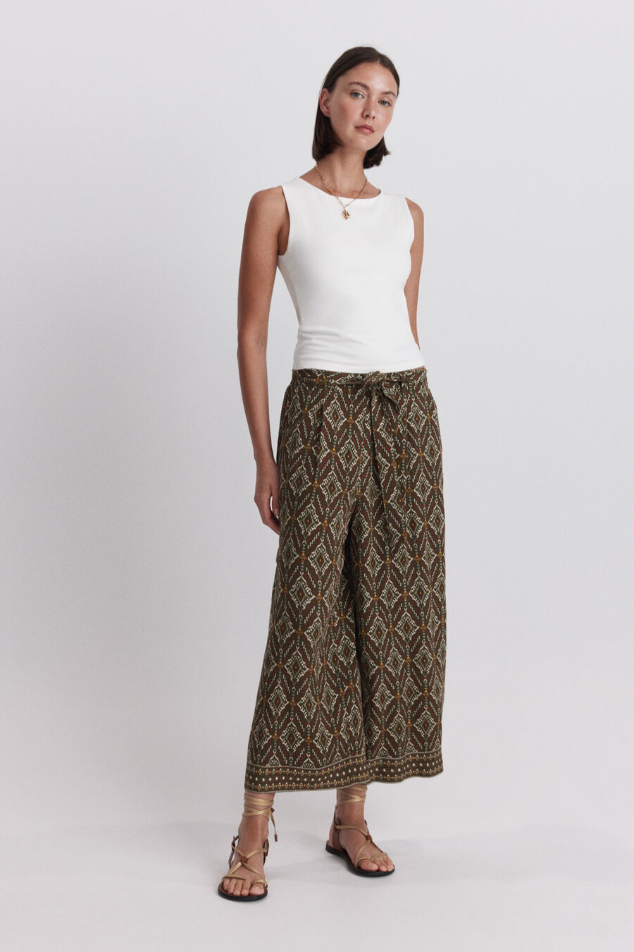 Pantalón fluido estampado cinturón