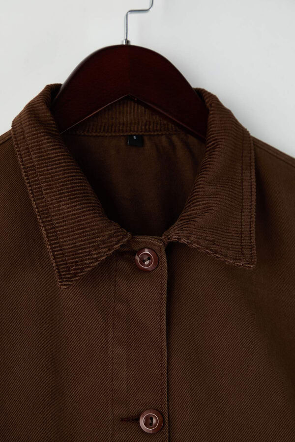 Trendyol Cazadora corta con cuello de pana tostado