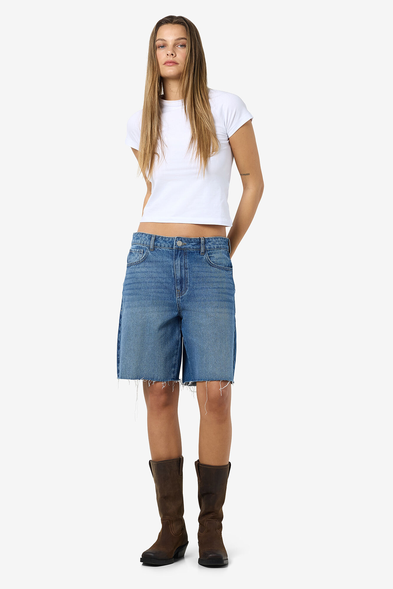 Noisy May Bermuda vaquera de 5 bolsillos con bajo deshilachado