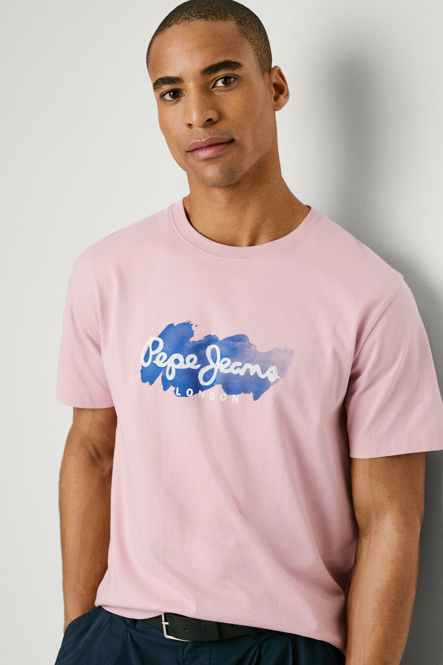 Camiseta de manga corta con logo y estampado frontal.