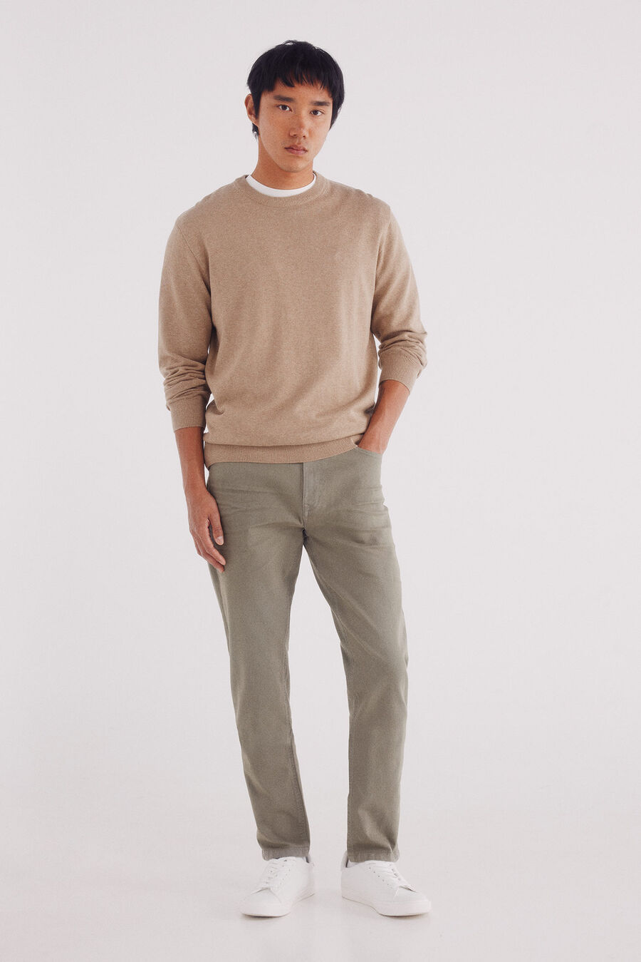 Pantalón 5 bolsillos color slim fit