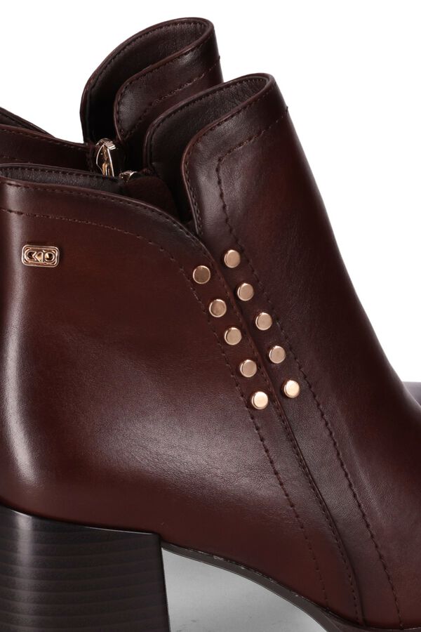 Chika 10 Side rivet ankle boots nude