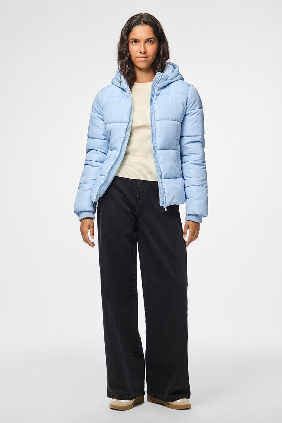 Chaqueta acolchada corta capucha