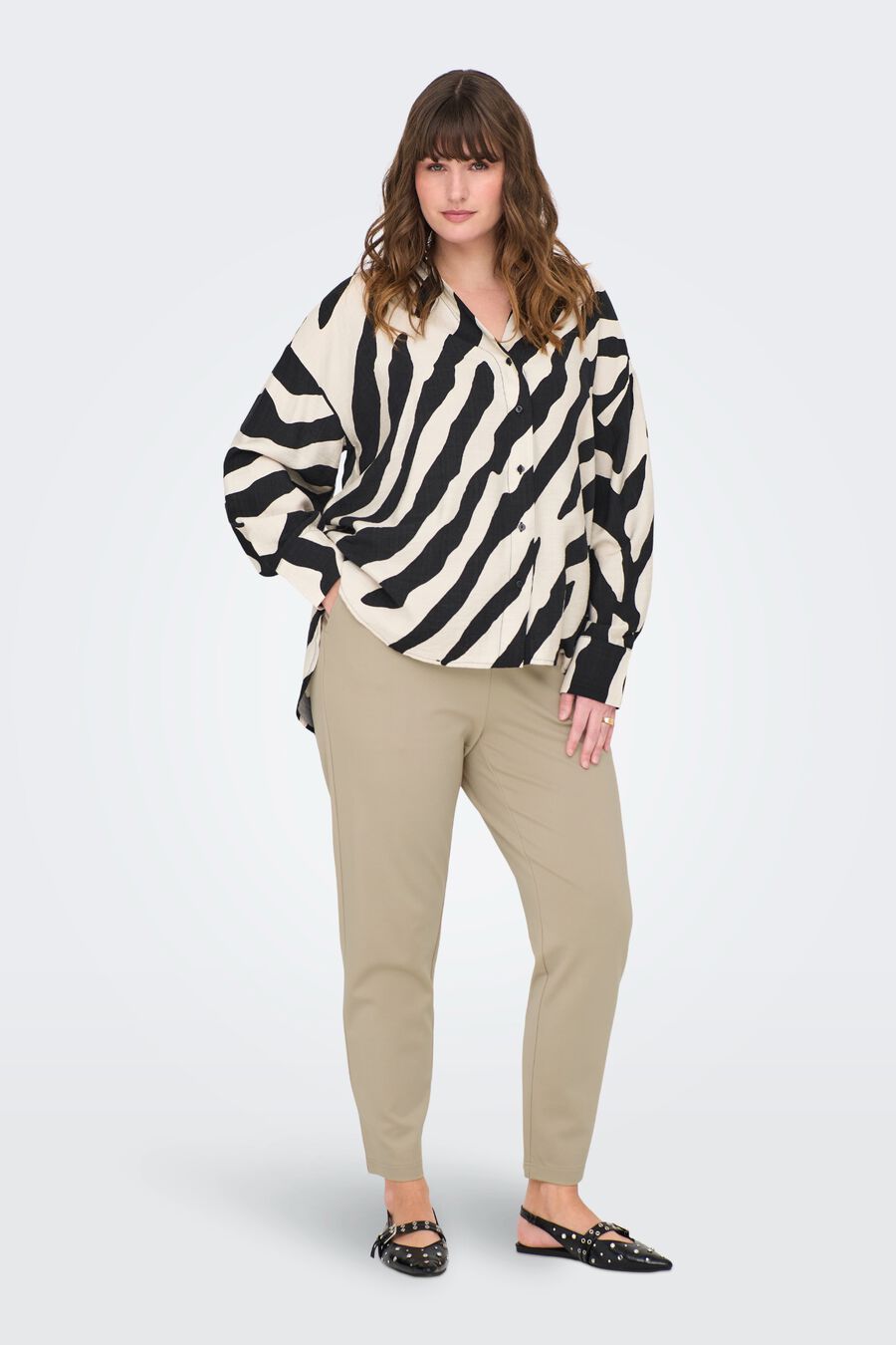 Pantalón estilo chino talla grande