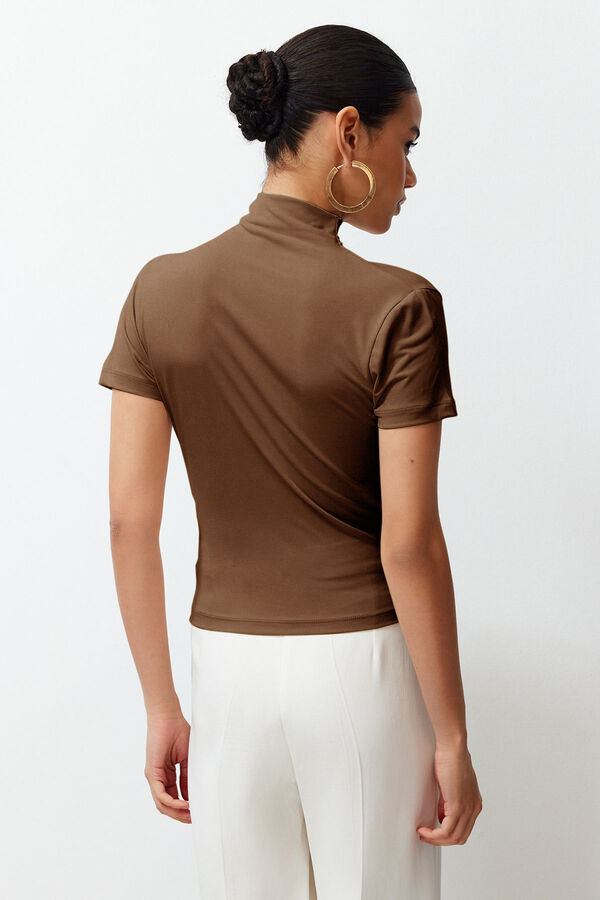 Trendyol Blusa con cuello alto marr&oacute;n