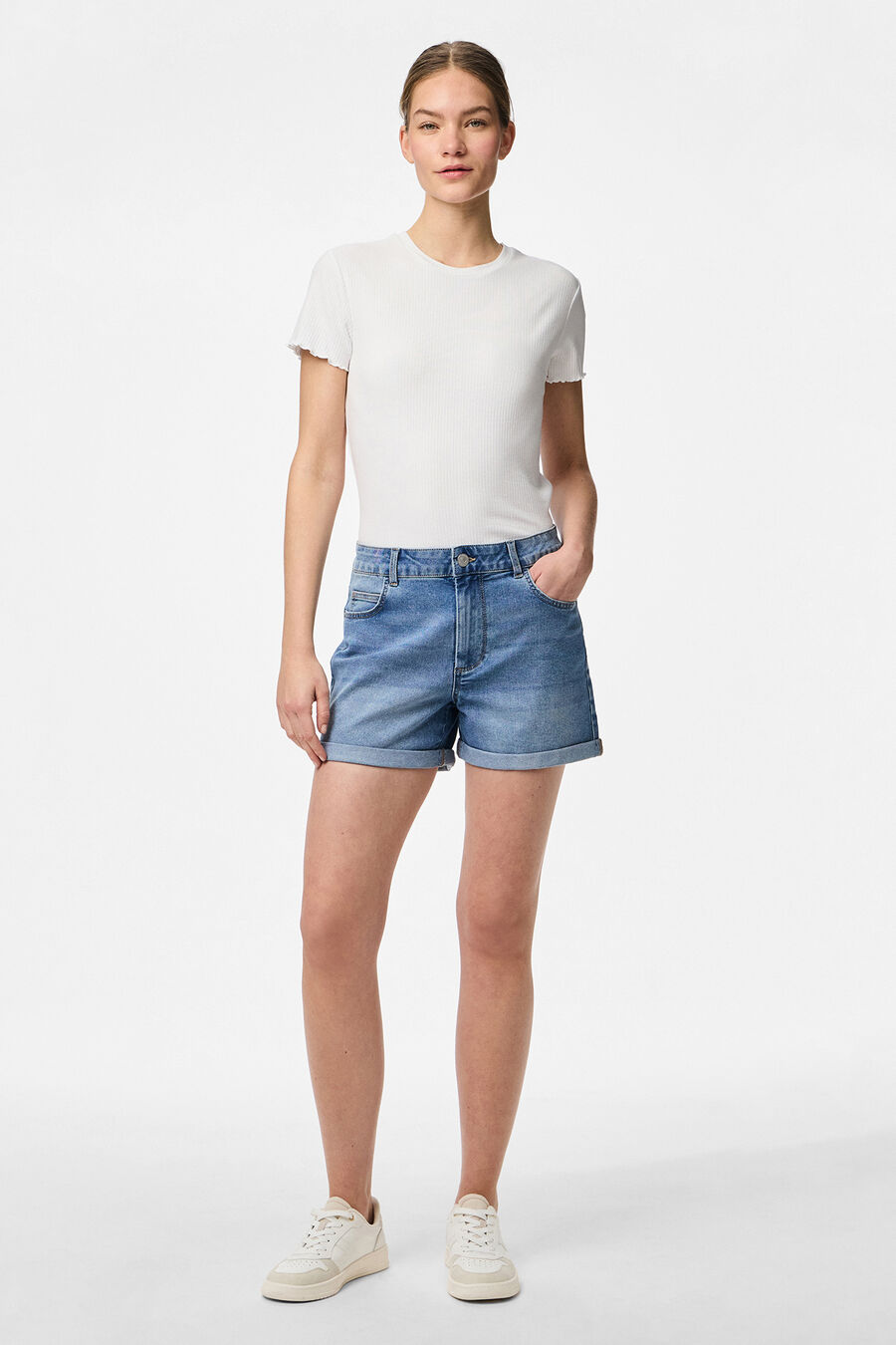 Pantalón vaquero corto con dobladillo