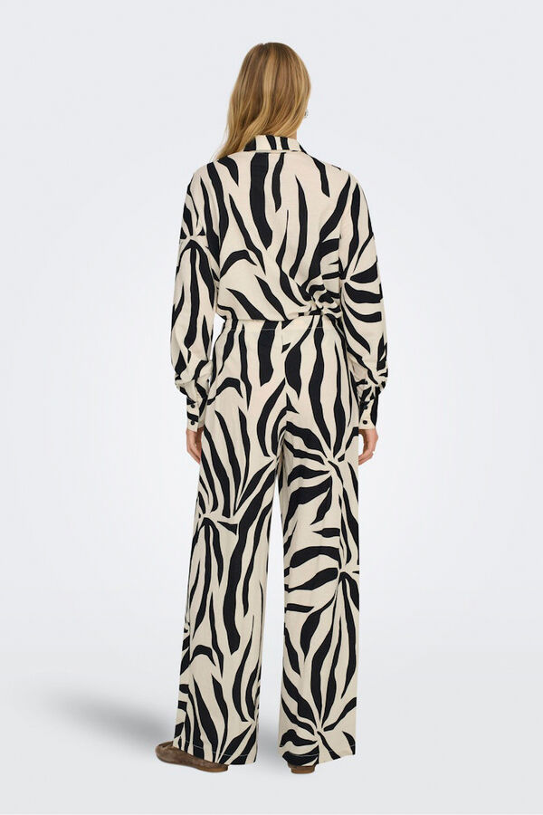 Only Pantal&oacute;n estampado floral negro