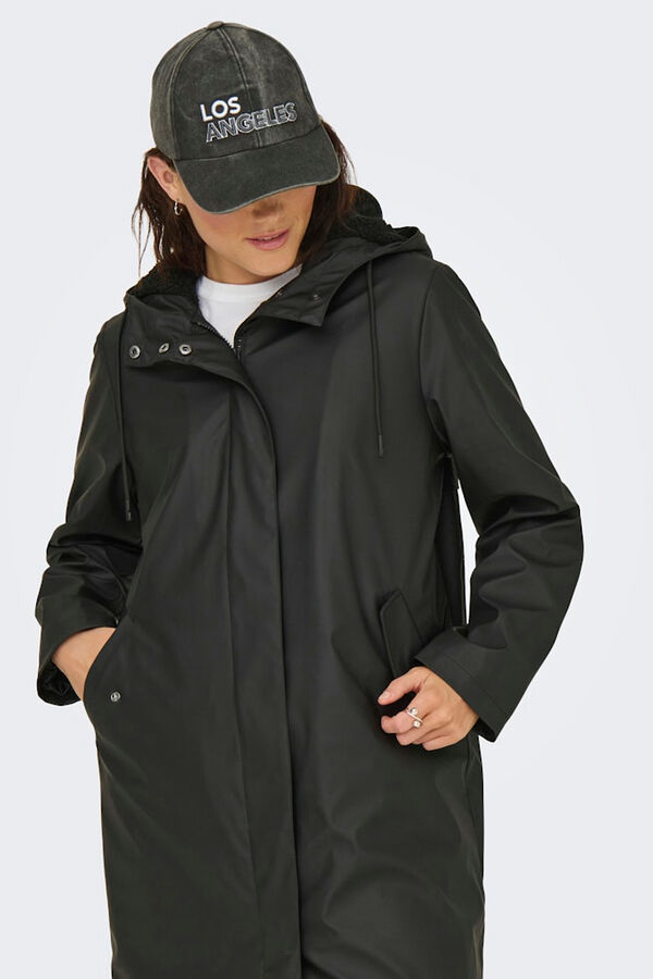 Only Imperme&aacute;vel longa com capuz preto