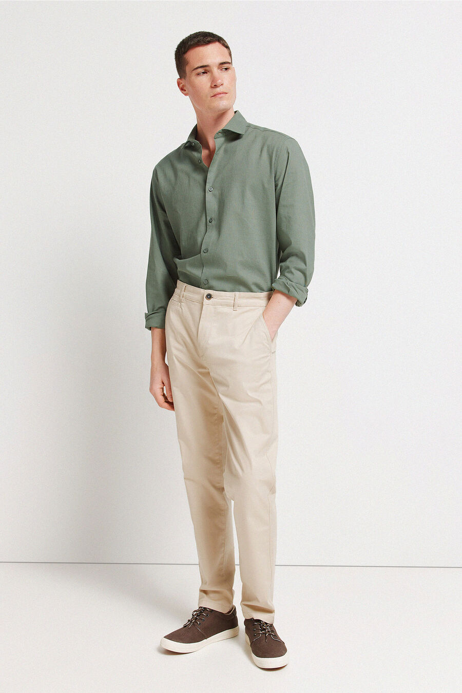 Pantalón chino color slim fit