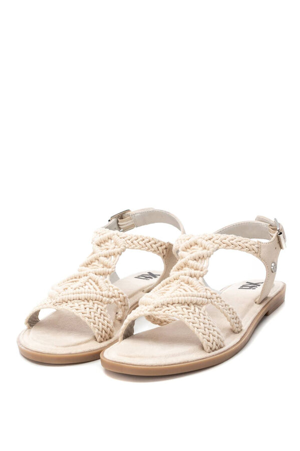 XTI Sandalia estilo macram&eacute; marfil