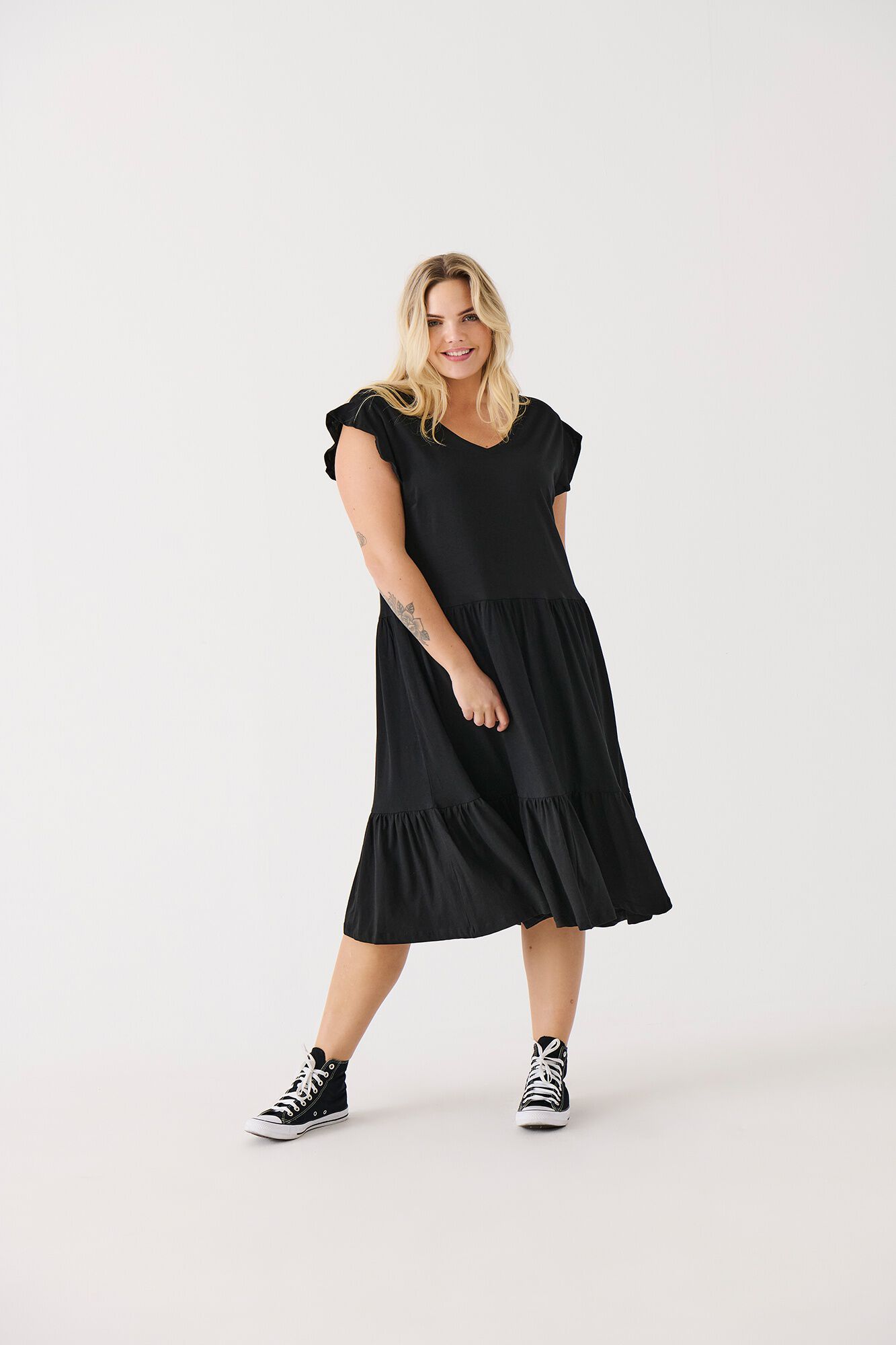 Only Carmakoma Vestido midi com folhos tamanho grande