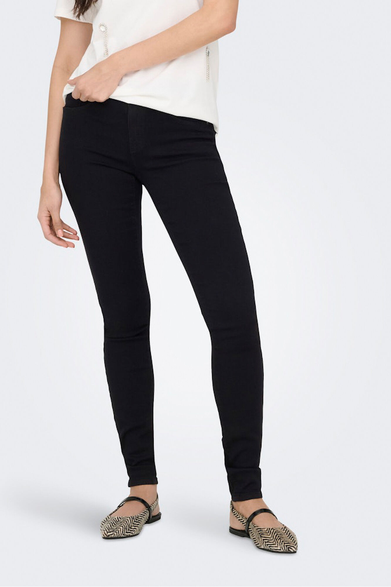 Only Jeans skinny.<br/>- Fabricado com viscose Lenzing Ecovero e algod&atilde;o.<br/>- Cintura m&eacute;dia com presilhas para cinto.<br/>- Fecho frontal de fecho-&eacute;clair e bot&atilde;o met&aacute;lico.<br/>- Cinco bolsos.<br/>- Tecido el&aacute;stico.<br/>- Lavagem preta.<br/>