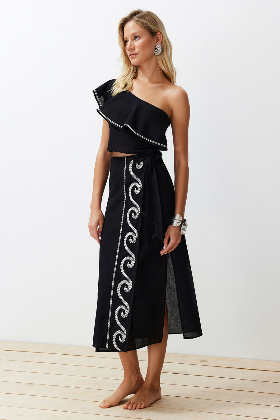 Conjunto top asimétrico y falda