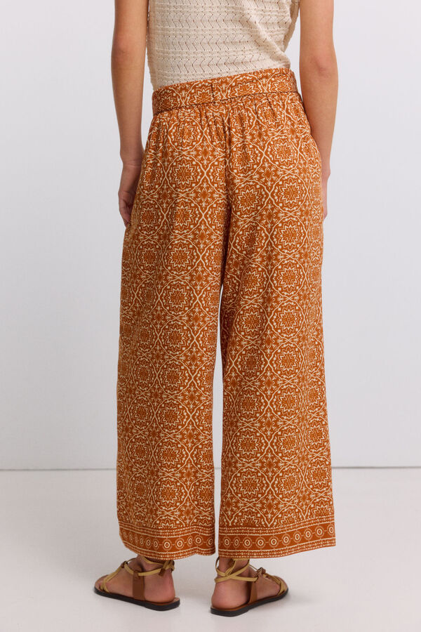 Springfield Cal&ccedil;a fluida estampada com cinto vermelho