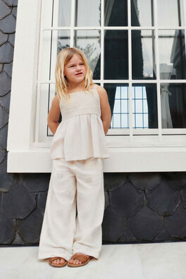 Pantalón fluido con bordados niña