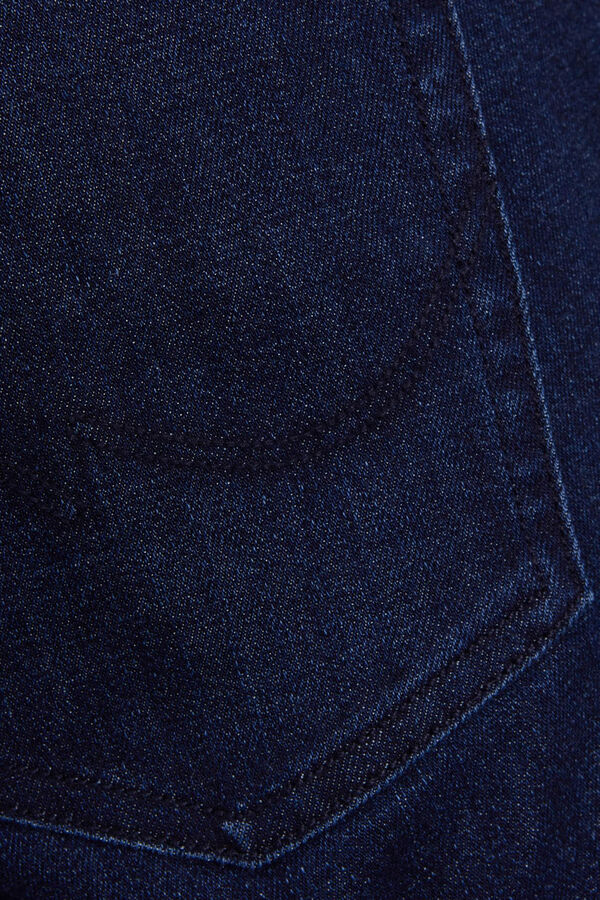 Springfield Jeans comfort fit de corte médio com braguilha de botões. O modelo Original foi confecionado continuando o clássico modelo de 5 bolsos que todos associamos aos jeans, caracterizado pela sua intemporalidade e simplicidade. Serão os jeans aos quais podes azulado