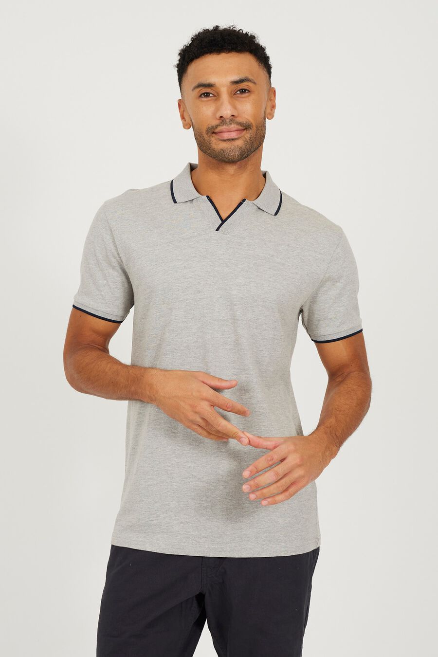 Polo con color en contraste