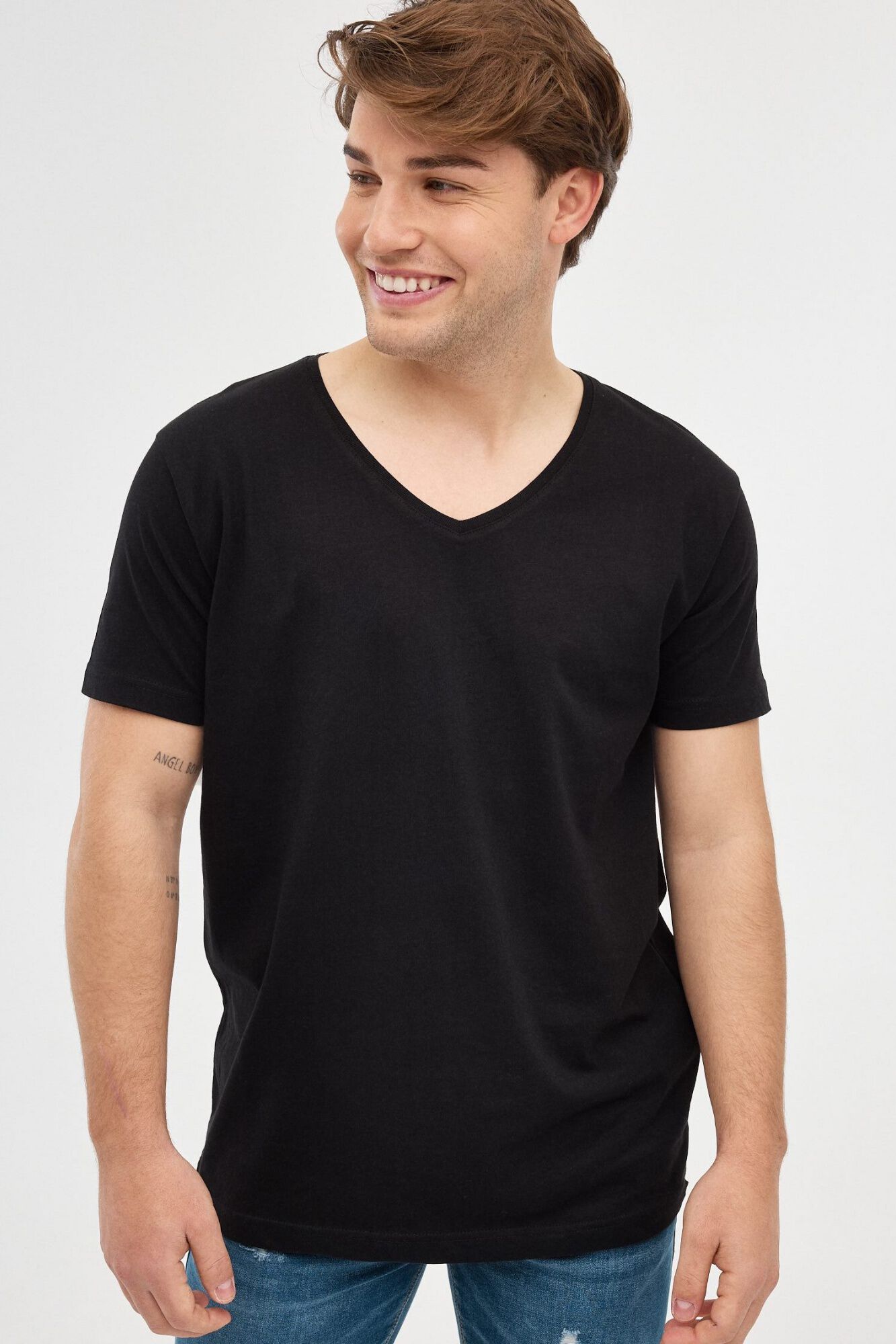 Inside T-shirt gola em bico