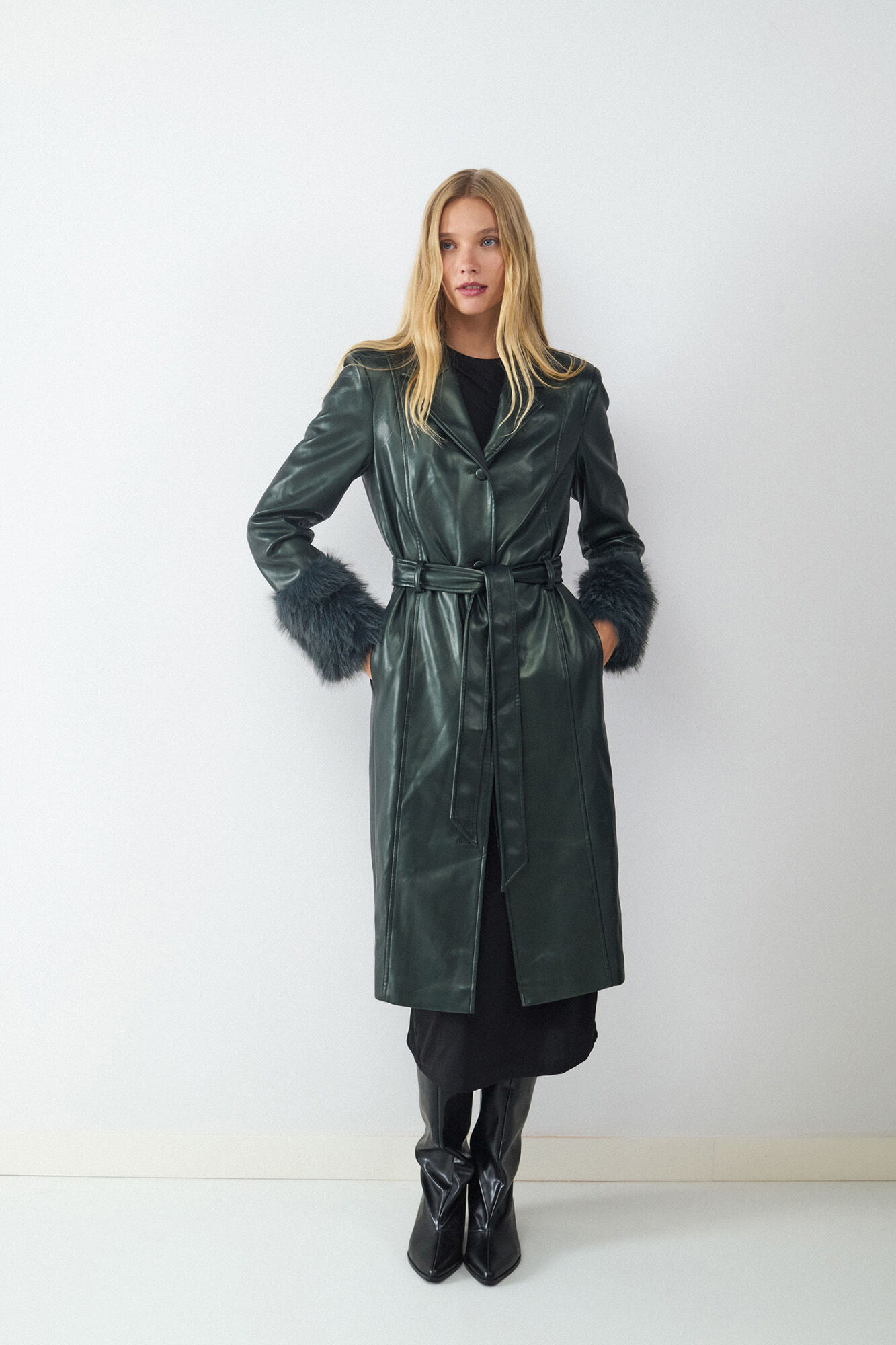 Balmohk Trench com efeito de couro e detalhe de pelo