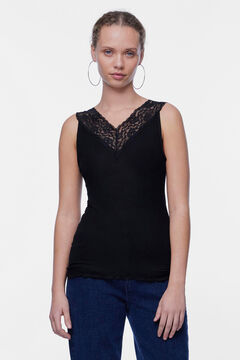 Pieces Camiseta b&aacute;sica .Detalle lencero en el escote y tirantes.