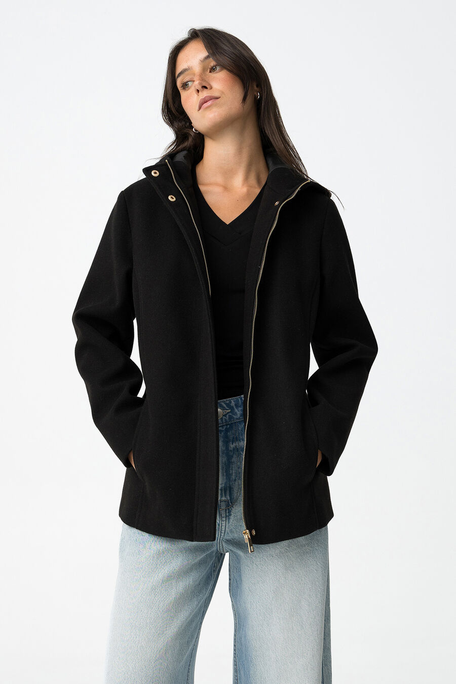 Abrigo corto con capucha