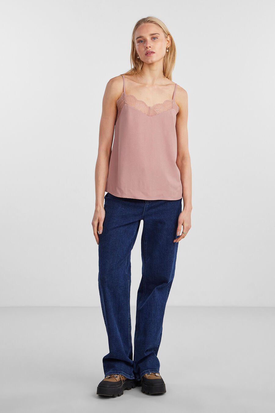 Blusa lencera de tirantes.