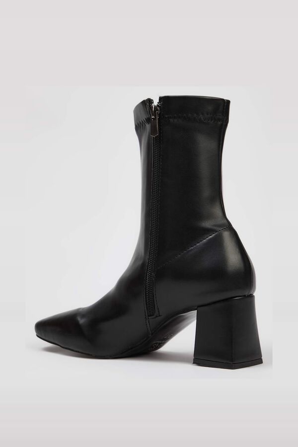 Trendyol Botins cl&aacute;ssicos entalhados preto