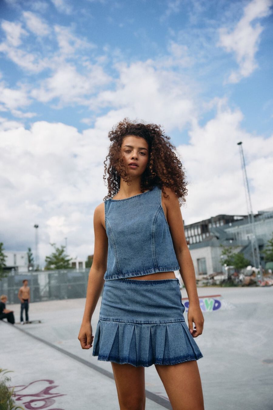 Falda vaquera corta con volante