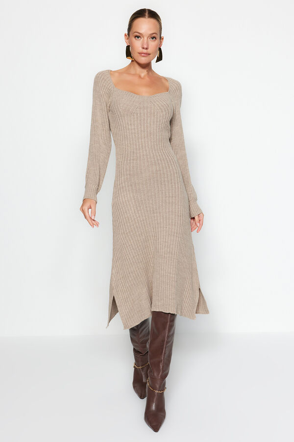 Trendyol Vestido midi con escote coraz&oacute;n nude