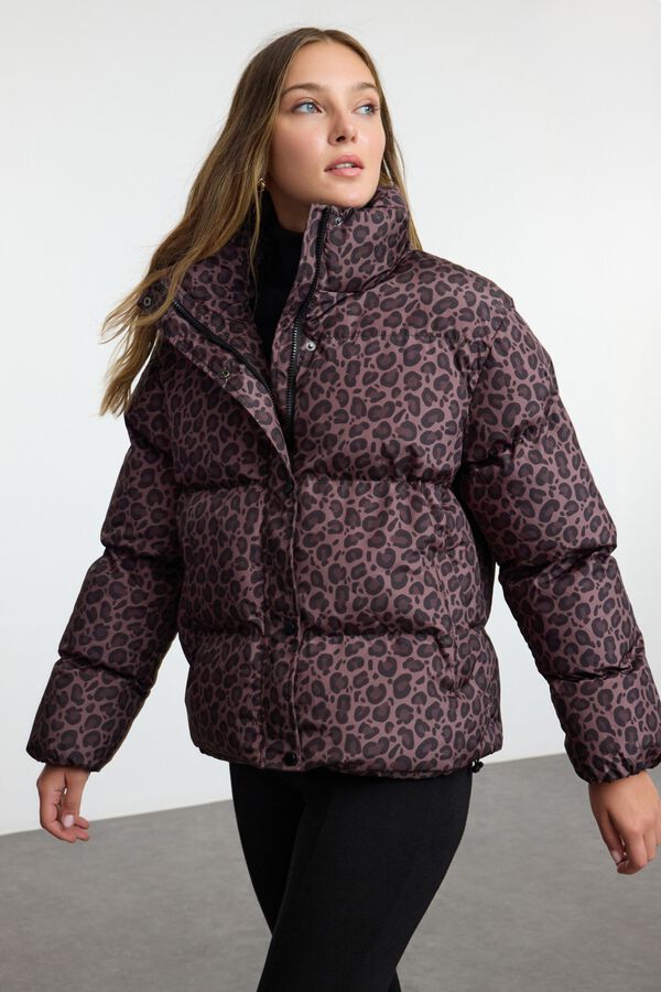 Trendyol Parka acolchoada com capuz branco