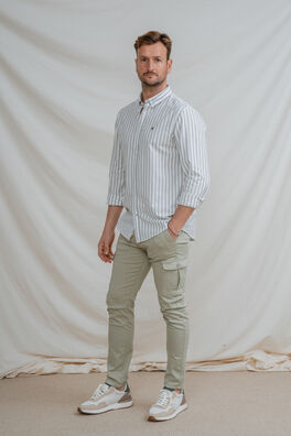 Pantalón slim cargo con pinzas