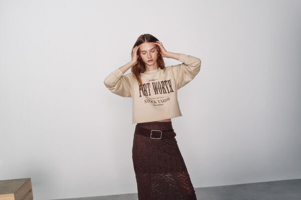 High Spirits Sudadera Cropy nude