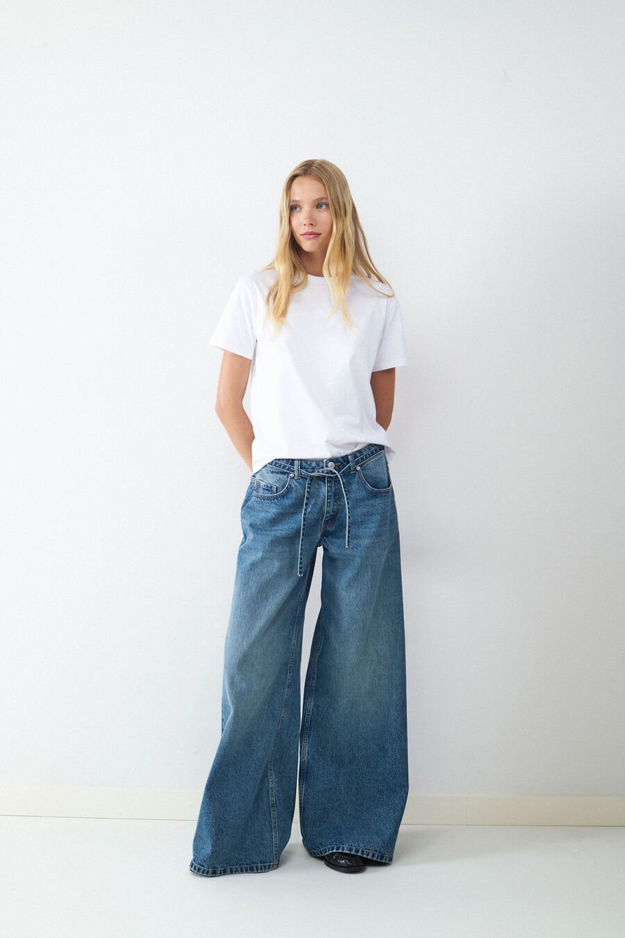 Jeans wide leg detalle cordón