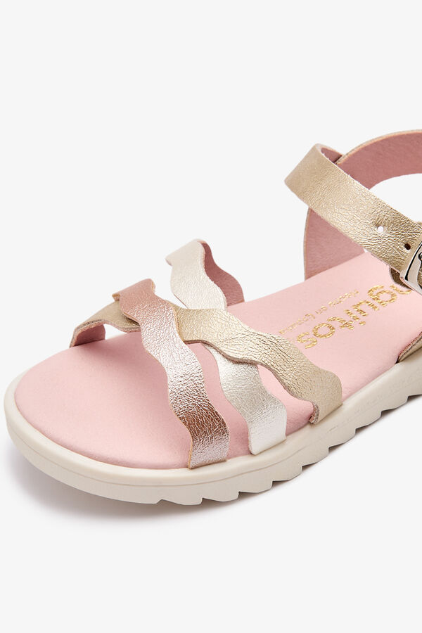 Conguitos Sandalias tiras onduladas con hebilla beige
