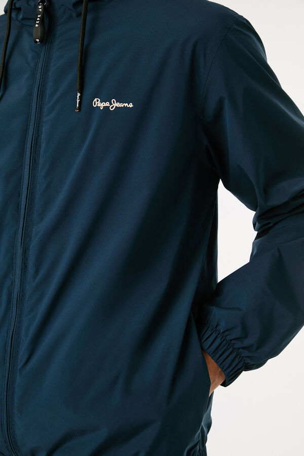 Pepe Jeans Cortavientos con logo en el pecho. azul