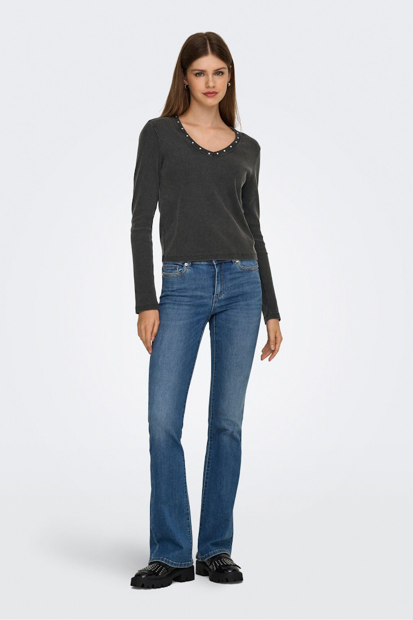 Only Top canelado com detalhe de tachas