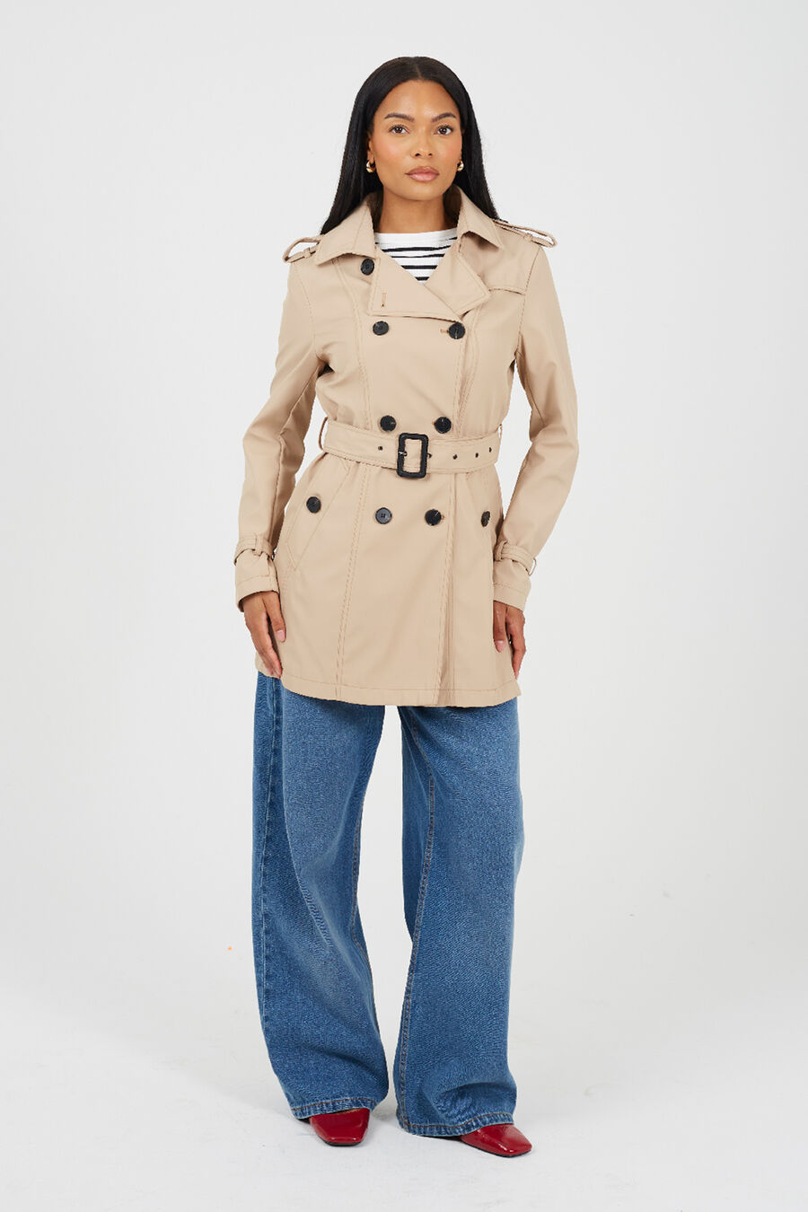 Gabardina con cinturón y botones