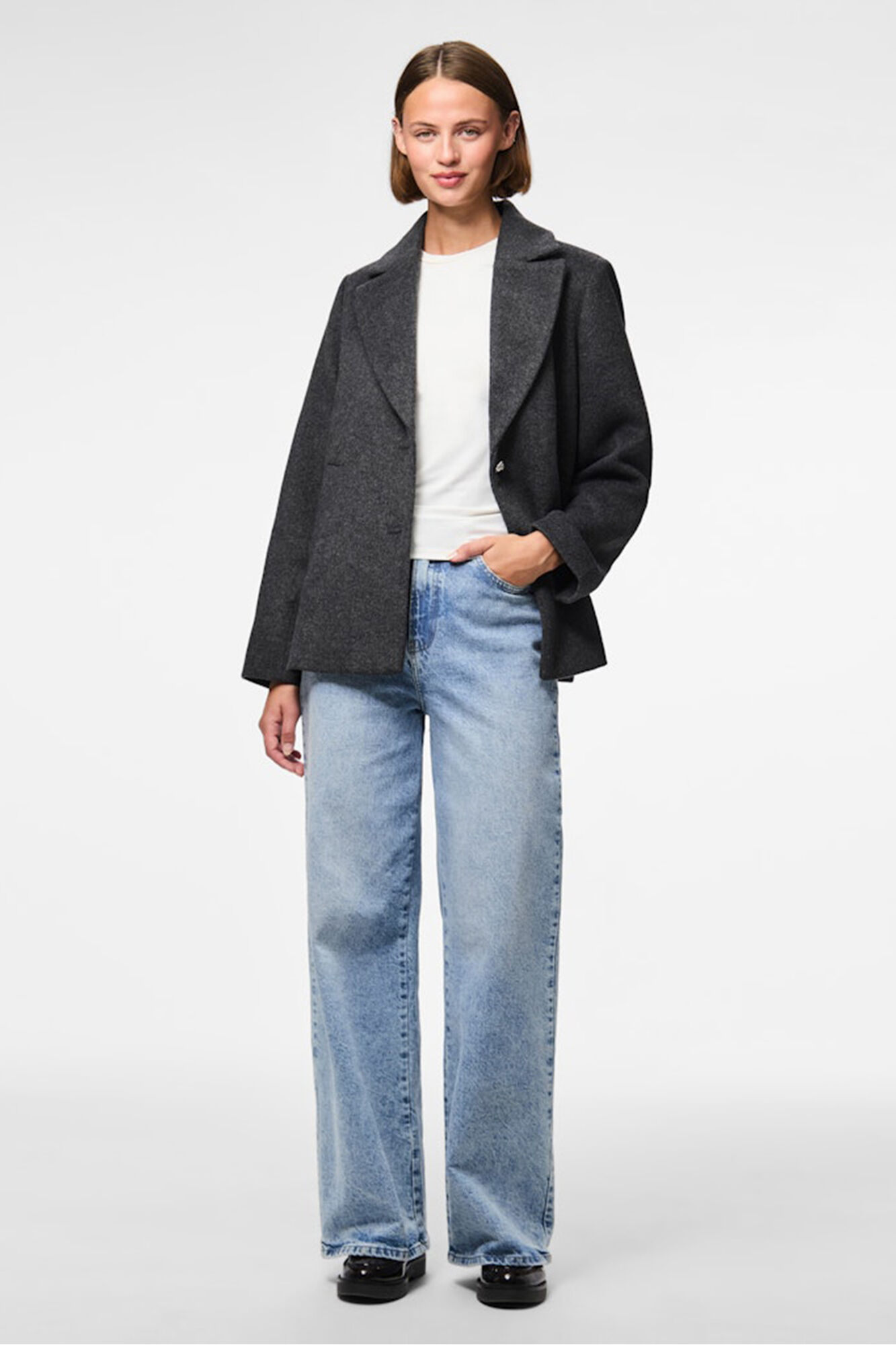 Pieces Kurzer Stoffmantel mit Blumenkn&ouml;pfen