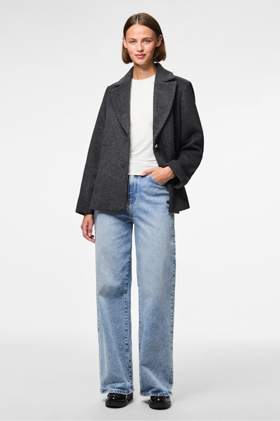 Abrigo paño corto botón flor